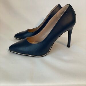 BCBGeneration Harlia Pointed-Toe Chain Detail Pumps Navy Size 8